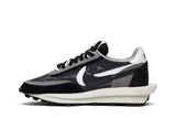 Vista lateral do Nike Nike LD Waffle x Sacai Black mostrando design do cabedal e logo da marca