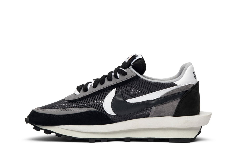 Vista lateral do Nike Nike LD Waffle x Sacai Black mostrando design do cabedal e logo da marca