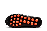 Vista lateral do Nike Nike Mind 002 Black Hyper Crimson mostrando design do cabedal e logo da marca