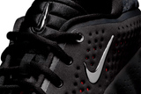 Vista em detalhe do Nike Nike Mind 002 Black Hyper Crimson mostrando textura do material e acabamento