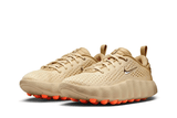 Vista lateral do Nike Nike Mind 002 Light Khaki mostrando design do cabedal e logo da marca