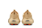 Vista traseira do Nike Nike Mind 002 Light Khaki mostrando calcanheira e detalhes do solado