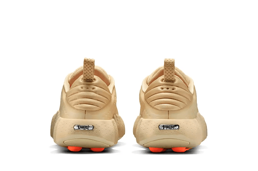 Vista traseira do Nike Nike Mind 002 Light Khaki mostrando calcanheira e detalhes do solado