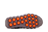 Vista traseira do Nike Nike Mind 002 Light Violet Ore mostrando calcanheira e detalhes do solado