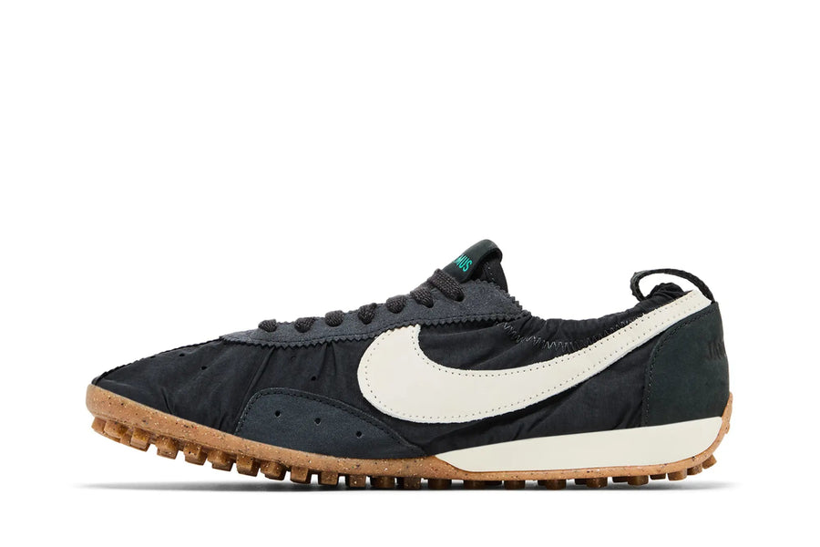 Vista lateral do Jacquemus x Nike Nike Moon Shoe SP Jacquemus Off Noir mostrando design do cabedal e logo da marca