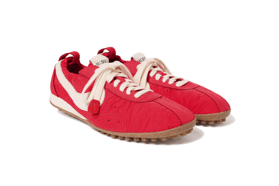 Vista lateral do Jacquemus x Nike Nike Moon Shoe SP Jacquemus University Red mostrando design do cabedal e logo da marca