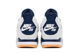 Vista superior do Air Jordan Nike SB Air Jordan 4 x Retro SP Navy mostrando abertura, lingueta e cadarços