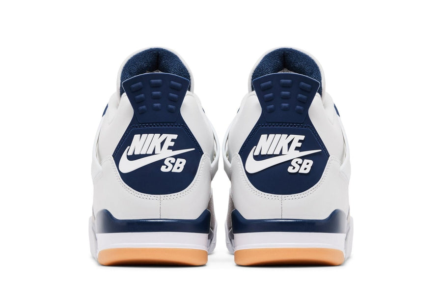 Vista superior do Air Jordan Nike SB Air Jordan 4 x Retro SP Navy mostrando abertura, lingueta e cadarços