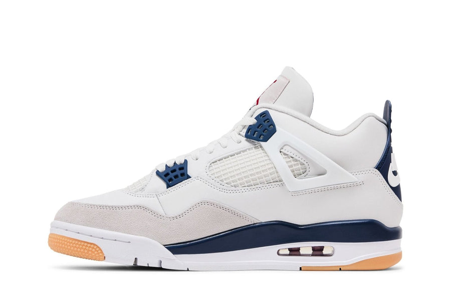 Vista lateral do Air Jordan Nike SB Air Jordan 4 x Retro SP Navy mostrando design do cabedal e logo da marca