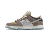 Vista lateral do Nike Nike Sb Dunk Low Big Money Savings mostrando design do cabedal e logo da marca