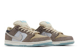 Vista frontal do Nike Nike Sb Dunk Low Big Money Savings mostrando biqueira e costuras