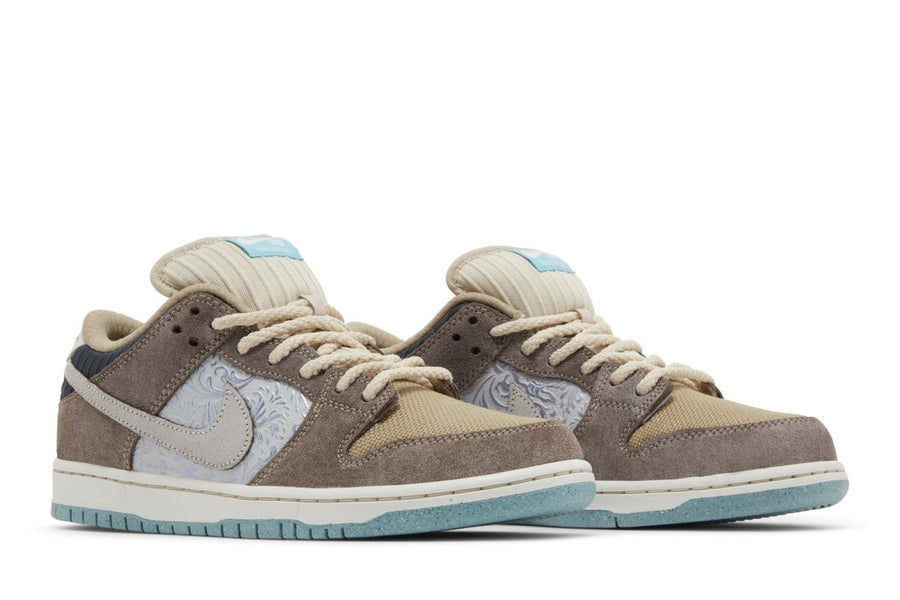 Vista frontal do Nike Nike Sb Dunk Low Big Money Savings mostrando biqueira e costuras