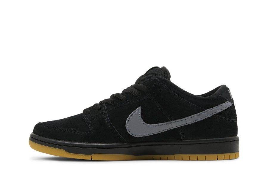 Vista lateral do Nike Nike Sb Dunk Low Pro Grey Black mostrando design do cabedal e logo da marca