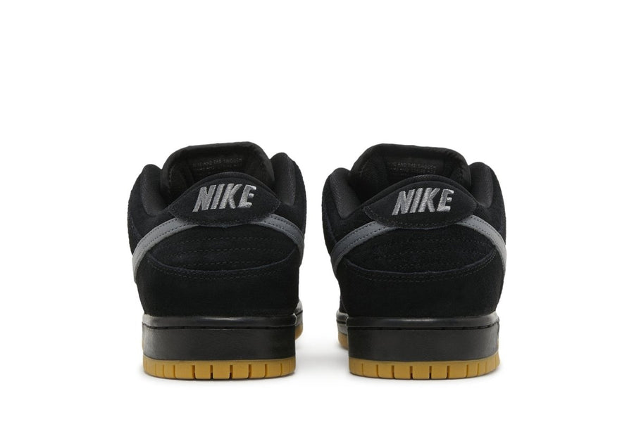 Vista superior do Nike Nike Sb Dunk Low Pro Grey Black mostrando abertura, lingueta e cadarços