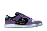 Vista superior do Nike Nike SB Dunk Low Pro x Hayley Wilson Black and Court Purple mostrando abertura, lingueta e cadarços