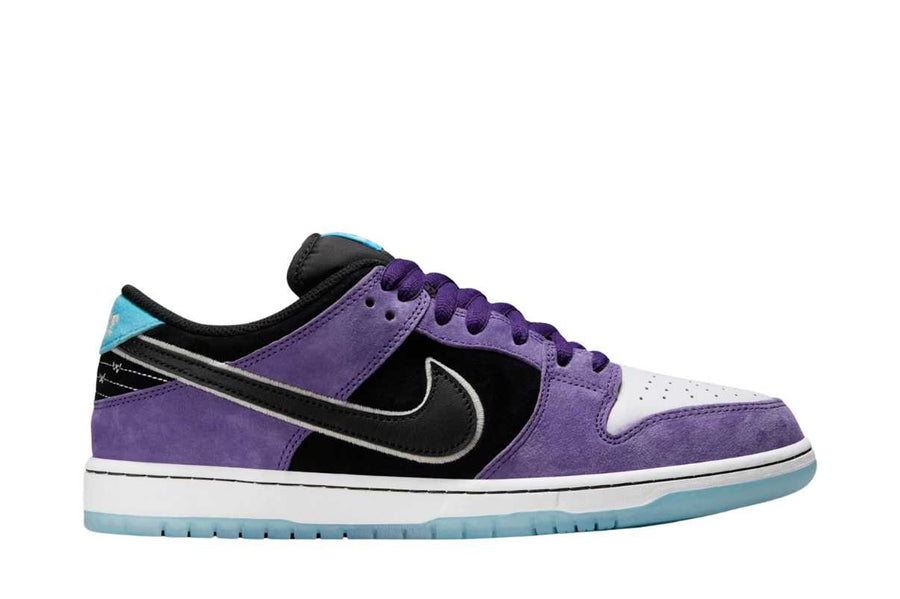 Vista superior do Nike Nike SB Dunk Low Pro x Hayley Wilson Black and Court Purple mostrando abertura, lingueta e cadarços