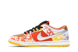 Vista lateral do Nike Nike Sb Dunk Low Street Hawker Colorido mostrando design do cabedal e logo da marca