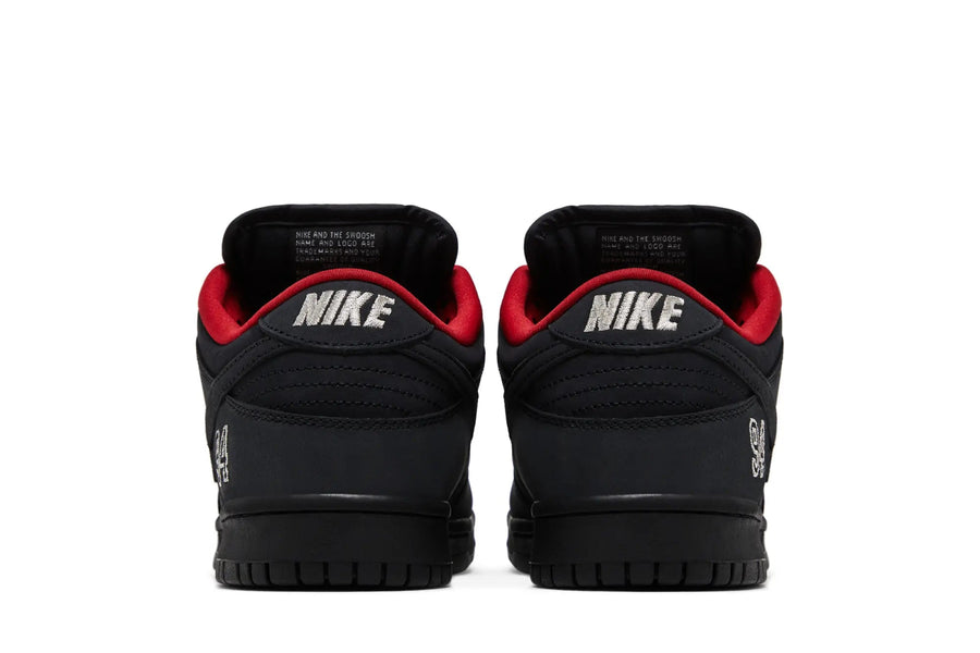 Vista frontal do Nike Nike SB Dunk Low Supreme 94 Black mostrando biqueira e costuras