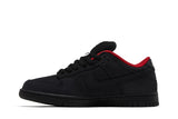 Vista lateral do Nike Nike SB Dunk Low Supreme 94 Black mostrando design do cabedal e logo da marca