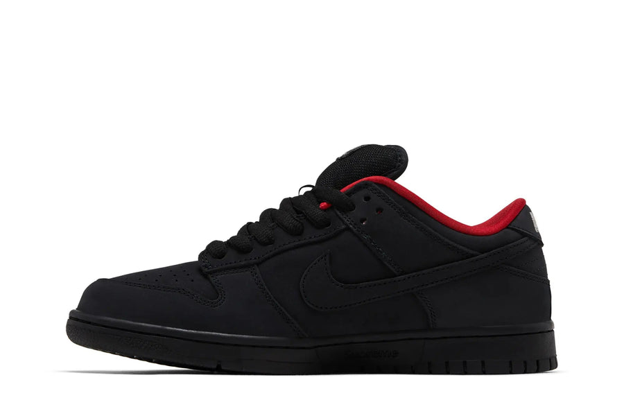 Vista lateral do Nike Nike SB Dunk Low Supreme 94 Black mostrando design do cabedal e logo da marca