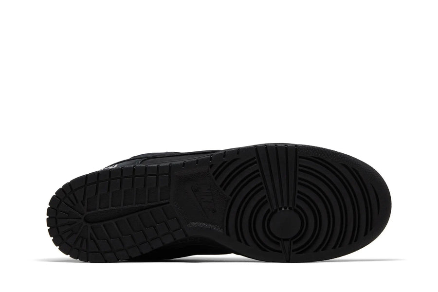 Vista traseira do Nike Nike SB Dunk Low Supreme 94 Black mostrando calcanheira e detalhes do solado