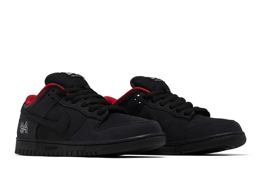 Vista em detalhe do Nike Nike SB Dunk Low Supreme 94 Black mostrando textura do material e acabamento