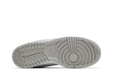 Vista traseira do Nike Nike SB Dunk Low Supreme 94 White Metallic Silver mostrando calcanheira e detalhes do solado