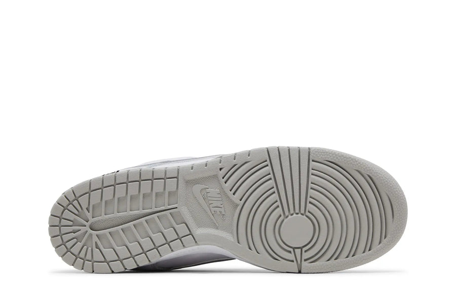 Vista traseira do Nike Nike SB Dunk Low Supreme 94 White Metallic Silver mostrando calcanheira e detalhes do solado