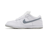 Vista lateral do Nike Nike SB Dunk Low Supreme 94 White Metallic Silver mostrando design do cabedal e logo da marca