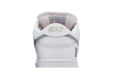 Vista do solado do Nike Nike SB Dunk Low Supreme 94 White Metallic Silver mostrando padrão de tração e tecnologia de amortecimento