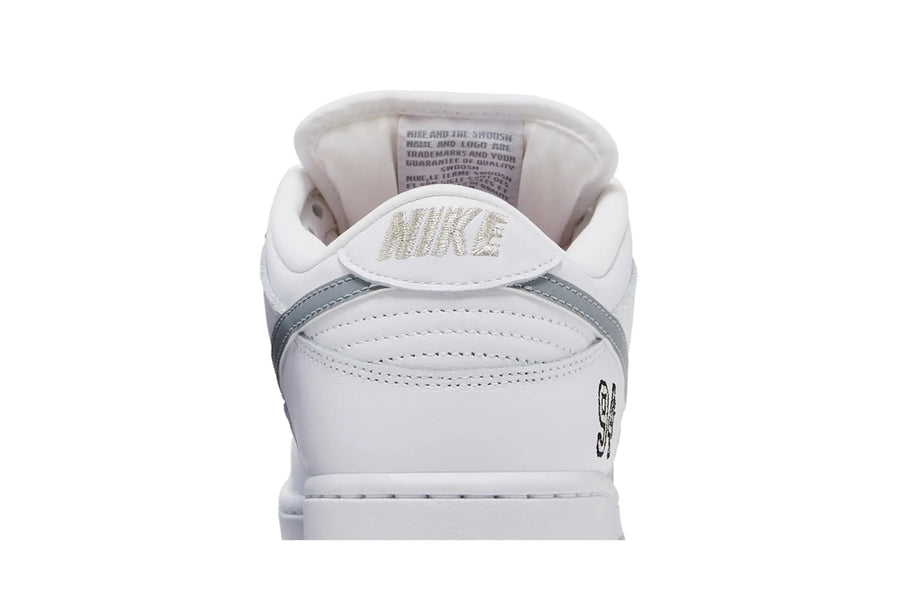 Vista do solado do Nike Nike SB Dunk Low Supreme 94 White Metallic Silver mostrando padrão de tração e tecnologia de amortecimento