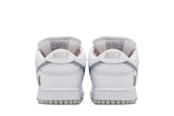 Vista frontal do Nike Nike SB Dunk Low Supreme 94 White Metallic Silver mostrando biqueira e costuras