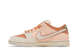Vista lateral do Nike Nike Sb Dunk Low Trocadéro Gardens mostrando design do cabedal e logo da marca