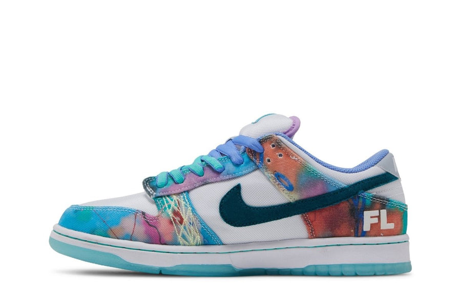 Vista lateral do Nike Nike Sb Dunk Low x Futura Skateboard Bleached Aqua mostrando design do cabedal e logo da marca