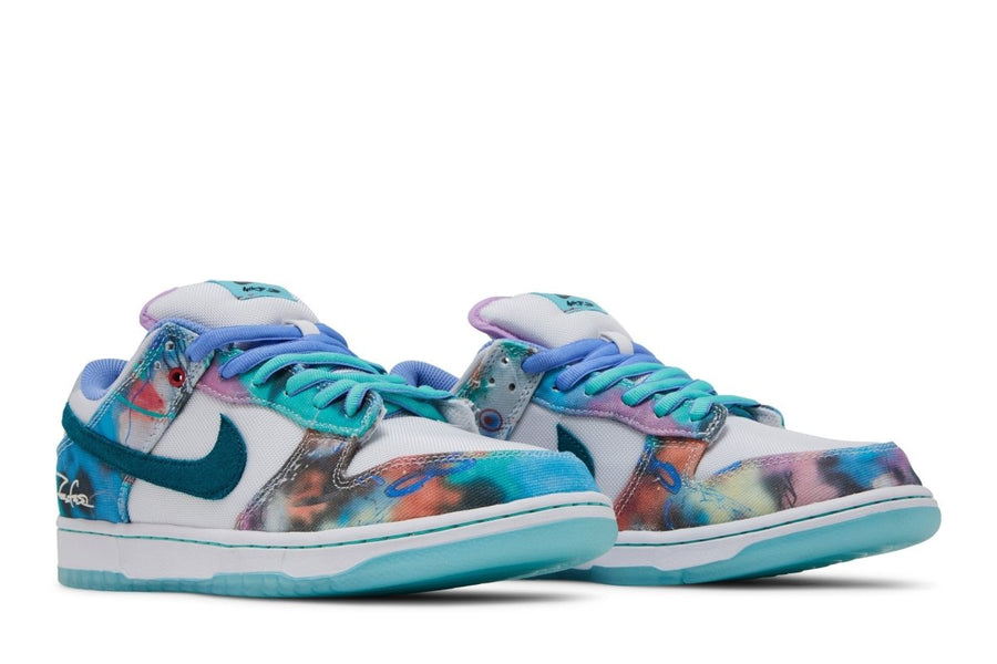 Vista frontal do Nike Nike Sb Dunk Low x Futura Skateboard Bleached Aqua mostrando biqueira e costuras