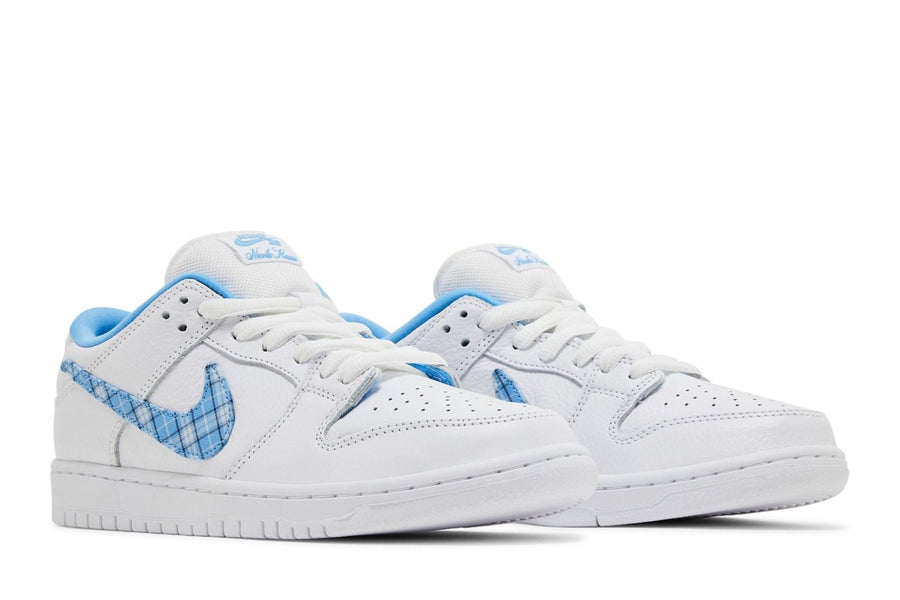 Vista frontal do Nike Nike Sb Dunk Low x Nicole Hause White University Blue mostrando biqueira e costuras