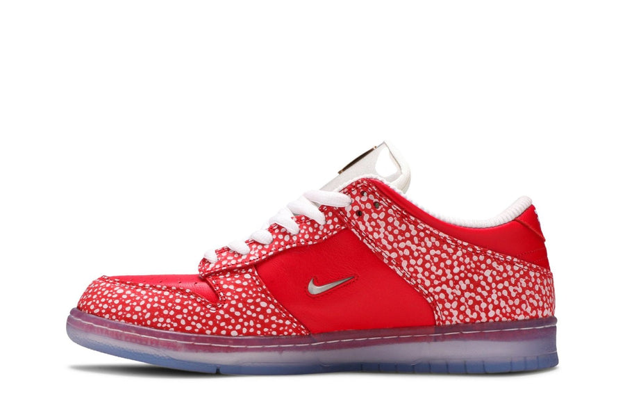 Vista lateral do Nike Nike Sb Dunk Low x Stingwater Magic Mushroom mostrando design do cabedal e logo da marca