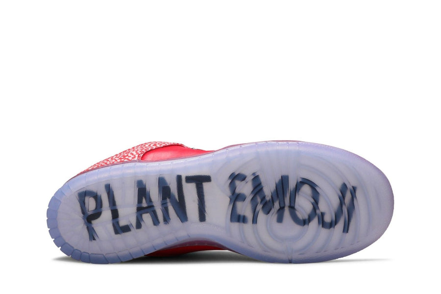 Vista traseira do Nike Nike Sb Dunk Low x Stingwater Magic Mushroom mostrando calcanheira e detalhes do solado