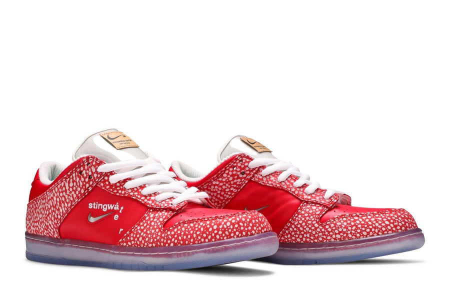Vista frontal do Nike Nike Sb Dunk Low x Stingwater Magic Mushroom mostrando biqueira e costuras