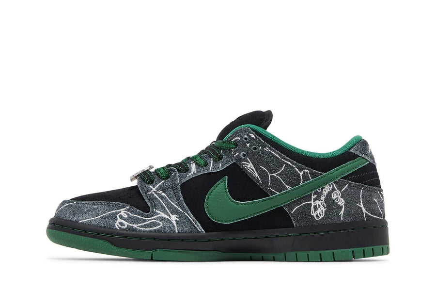 Vista lateral do Nike Nike Sb Dunk Low x THERE Skateboarding Ultra Humanized mostrando design do cabedal e logo da marca
