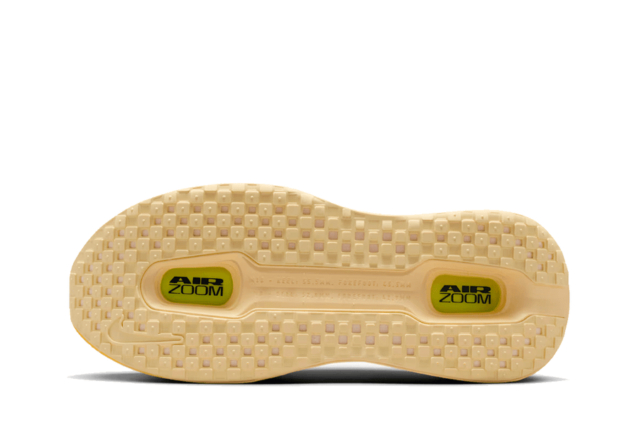 Vista frontal do Nike Nike Vomero Premium Alabaster mostrando biqueira e costuras