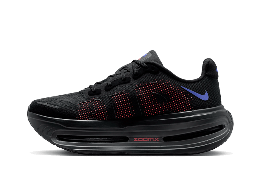Vista lateral do Nike Nike Vomero Premium Black Sapphire Rose mostrando design do cabedal e logo da marca