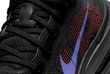 Vista em detalhe do Nike Nike Vomero Premium Black Sapphire Rose mostrando textura do material e acabamento