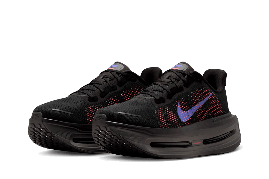 Vista traseira do Nike Nike Vomero Premium Black Sapphire Rose mostrando calcanheira e detalhes do solado
