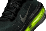 Vista em detalhe do Nike Nike Vomero Premium Black Volt mostrando textura do material e acabamento