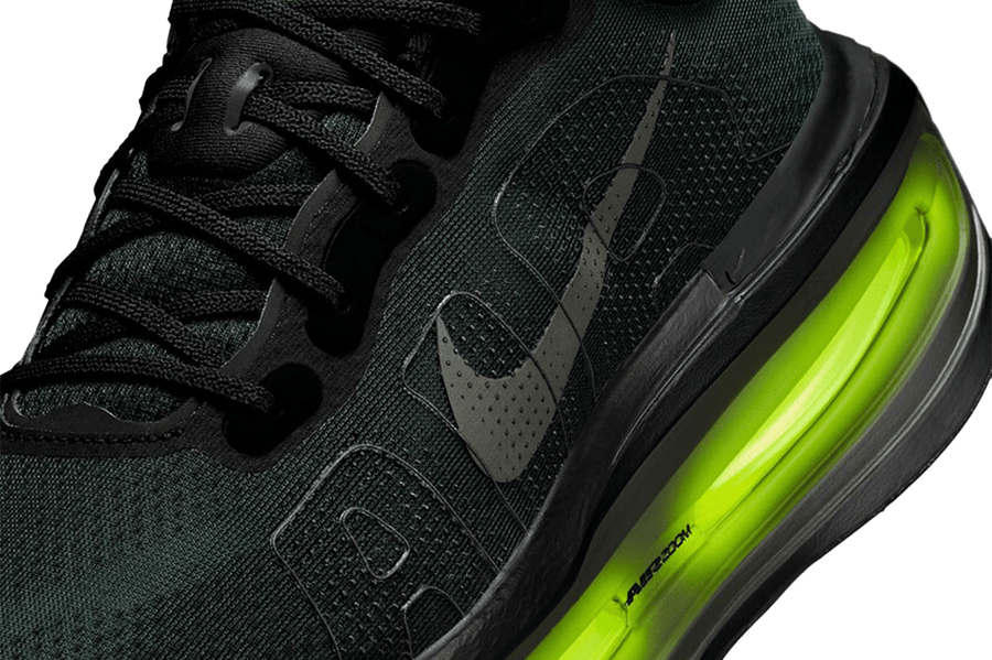 Vista em detalhe do Nike Nike Vomero Premium Black Volt mostrando textura do material e acabamento