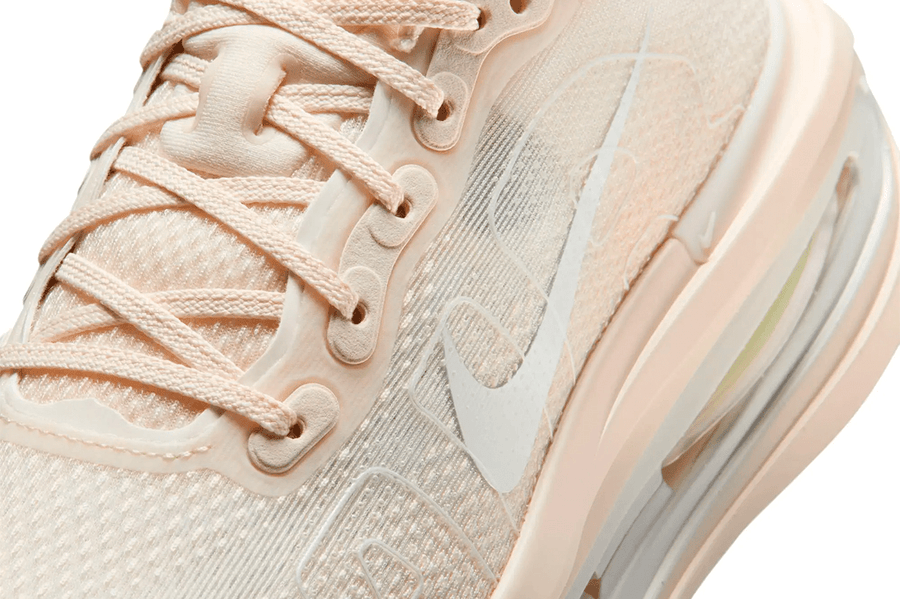 Vista em detalhe do Nike Nike Vomero Premium Chalk mostrando textura do material e acabamento