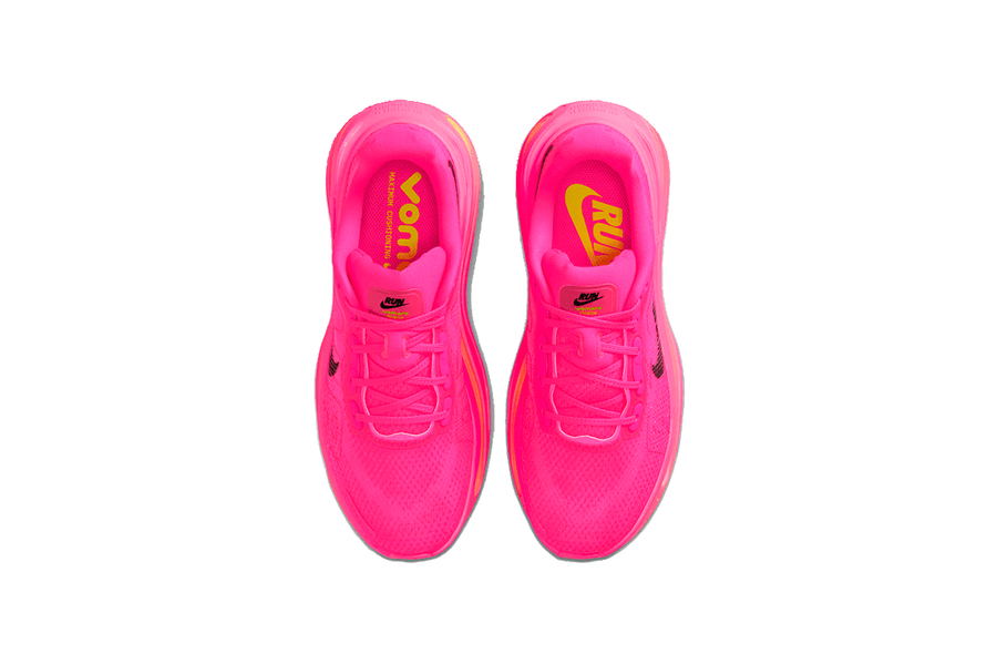 Vista superior do Nike Nike Vomero Premium Hyper Pink mostrando abertura, lingueta e cadarços