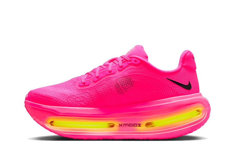 Vista traseira do Nike Nike Vomero Premium Hyper Pink mostrando calcanheira e detalhes do solado