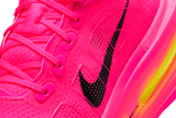 Vista em detalhe do Nike Nike Vomero Premium Hyper Pink mostrando textura do material e acabamento